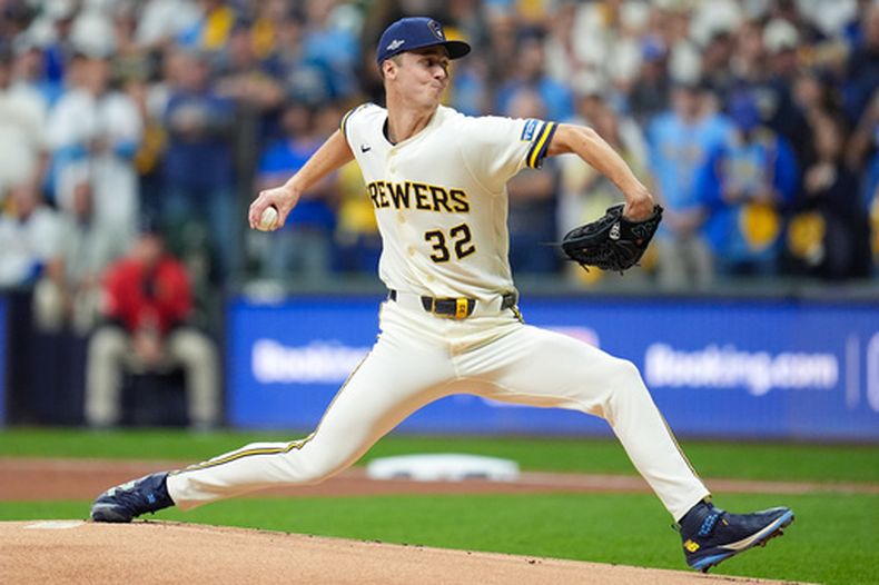 Jacob Misiorowski (32), lanzador de los Cerveceros de Milwaukee, trabaja durante la primera entrada del Juego 1 de la Serie de Campeonato de la Liga Nacional ante los Dodgers de Los Ángeles, el domingo 11 de octubre de 2026, en Milwaukee. (AP Foto/Abbie Parr)