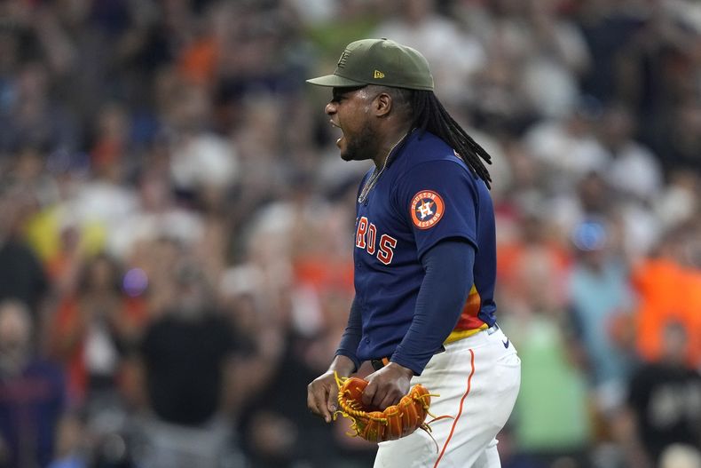 Framber Valdez, lanzador abridor de los Astros de Houston, celebra después de sacar el último out durante la novena entrada del juego de béisbol en contra de los Atléticos de Oakland, el domingo 21 de mayo de 2023, en Houston. Los Astros ganaron 2-0. (AP Foto/David J. Phillip)