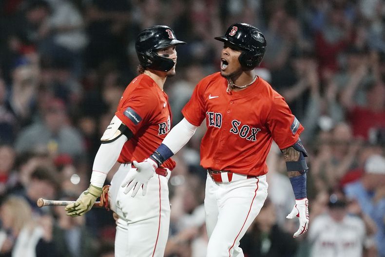 Ceddanne Rafaela, de los Medias Rojas de Boston, celebra con Jarren Duran después de batear jonrón de dos carreras en contra de los Tigres de Detroit durante la sexta entrada en el juego de béisbol el viernes 31 de mayo de 2024, en Boston. (AP Foto/Michael Dwyer)