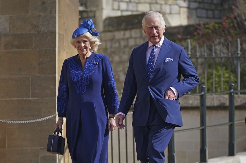 El rey Carlos III de Gran Bretaña y Camila, la reina consorte, asisten al servicio de Pascua en la capilla de San Jorge, el domingo 9 de abril de 2023, en Windsor, Inglaterra. (Yui Mok/Pool vía AP, archivo)