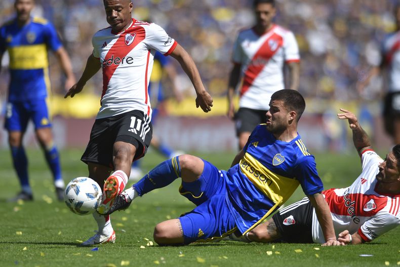 ARCHIVO - El lateral derecho Marcelo Weigandt (centro) de Boca Juniors pugna el balón con Nicolás De La Cruz de River Plate en el partido de la liga de Argentina, el 1 de octubre de 2023. Weigandt ha sido cedido a préstamo al Inter Miami de la MLS. (AP Foto/Gustavo Garello)