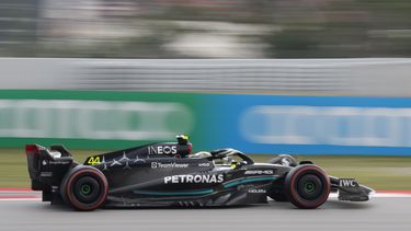 El piloto de Mercedes Lewis Hamilton maniobra su auto durante la tercera sesión de prácticas en el Gran Premio de España en el Circuito de Barcelona-Cataluña el sábado 3 de junio del 2023. (AP Foto/Joan Monfort)