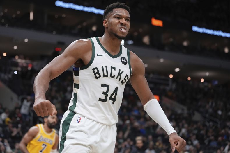 El griego Giannis Antetokounmpo, de los Bucks de Milwaukee, festeja tras lograr una clavada frente a los Lakers de Los Ángeles, en un partido de pretemporada realizado el jueves 10 de octubre de 2024 (AP Photo/Morry Gash)