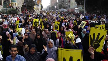 americateve | Partidarios del derrocado presidente Mohamed Morsi se manifiestan en El Cairo, Egipto, el viernes 14 de febrero del 2014. (Foto AP/Diario El Shoroukr, Ahmed Abdel Fattah)