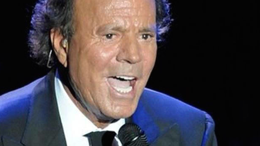 vigilia mambisa saca la aplanadora para protestar contra julio iglesias