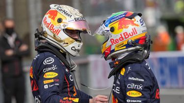 Verstappen adelanta a Leclerc para ganar sprint en Imola