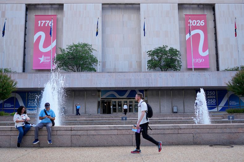 ARCHIVO – Visitantes del Museo Smithsonian de Historia Estadounidense en el National Mall, en Washington, el martes 8 de septiembre de 2026. (AP Foto/Pablo Martinez Monsivais, Archivo)