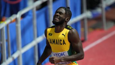 ARCHIVO - Christopher Taylor, de Jamaica, se retira de la semifinal de 400 metros varonil en el Mundial de Atletismo bajo techo en Belgrado, Serbia, el 18 de marzo de 2022. La Unidad de Integridad del Atletismo (AIU) dijo que Taylor fue suspendido por “evadir, negarse o no presentarse a la recolección de muestras” en Kingston, Jamaica, en noviembre de 2022. No estará en los Juegos Olímpicos de París 2024. (AP Foto/Petr David Josek)