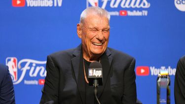 ARCHIVO - Don Nelson, galardonado con el premio Chuck Daly a la trayectoria, habla durante una conferencia de prensa previa al segundo partido de la serie de las Finales de la NBA contra el Thunder de Oklahoma City, el 8 de junio de 2025, en Oklahoma City. (Foto AP/Kyle Phillips, Archivo)
