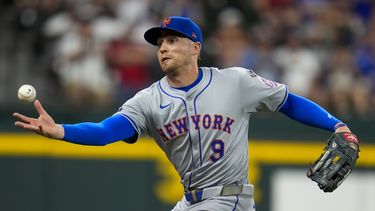 Brandon Nimmo, jardinero de los Mets de Nueva York, persigue un sencillo conectado por Jonah Heim, de los Rangers de Texas, durante la novena entrada del juego de béisbol del martes 18 de junio de 2024, en Arlington, Texas. Los Mets ganaron 7-6. (AP Foto/Julio Cortez)