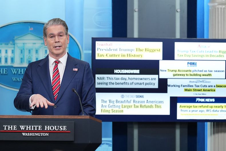 El secretario del Tesoro de EEUU, Scott Bessent, habla con periodistas en la Casa Blanca, en Washington, el miércoles 15 de abril de 2026. (AP Foto/Alex Brandon)