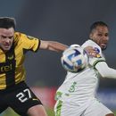 Everaldo (derecha) del América Mineiro de Brasil, y Lucas Hernández de Peñarol de Uruguay pugnan por el balón en el partido de la Copa Sudamericana, el jueves 29 de junio de 2023, en Montevideo. (AP Foto/Matilde Campodónico)