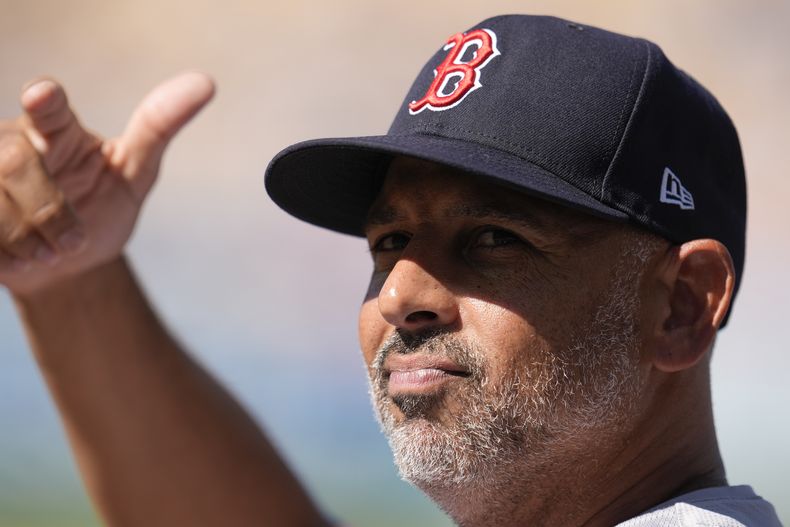 El boricua Alex Cora, manager de los Medias Rojas de Boston, da señales durante el juego ante los Dodgers de Los Ángeles, el sábado 20 de julio de 2024 (AP Foto/Marcio José Sánchez)