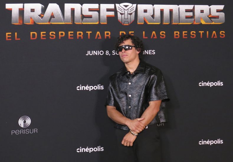 El actor estadounidense Anthony Ramos posa a su llegada a la alfombra roja de Transformers: Rise of the Beasts, en la Ciudad de México el 30 de mayo de 2023. (Foto AP/Berenice Bautista)