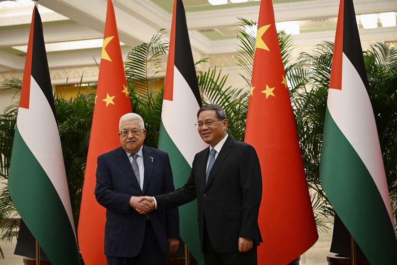 El primer ministro de China, Li Qiang, a la derecha, recibe al presidente de Palestina, Mahmud Abás, en el Gran Salón del Pueblo de Beijing el jueves 15 de junio de 2023. (Jade Gao/Pool Foto via AP)