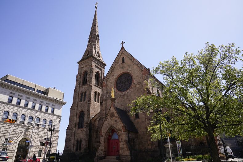 ARCHIVO – La Catedral de la Inmaculada Concepción en Camden, Nueva Jersey, el miércoles 20, de abril de 2022. (AP Foto/Matt Rourke, Archivo)