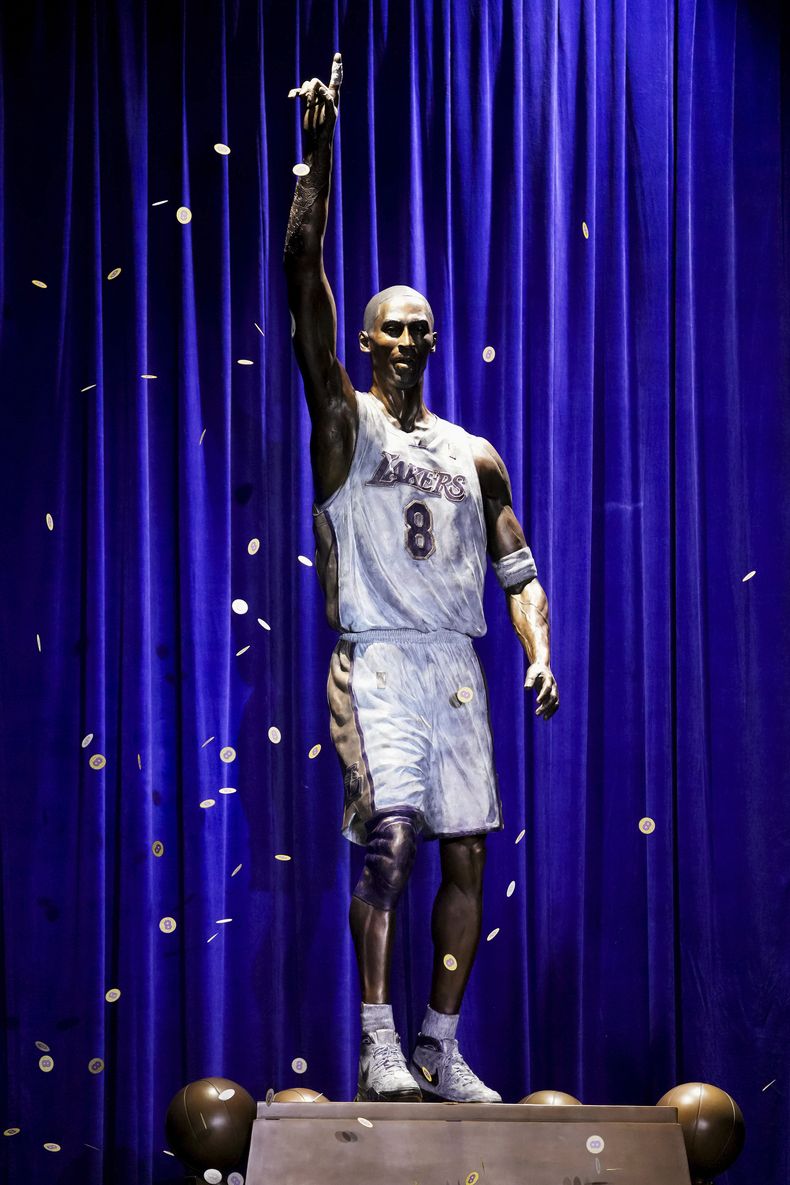 Lanzan confeti durante la inauguración de una estatua en honor al exescolta de los Lakers de Los Ángeles, Kobe Bryant, fuera del estadio del equipo de baloncesto de la NBA, el jueves 8 de febrero de 2024, en Los Ángeles. (AP Foto/Eric Thayer)
