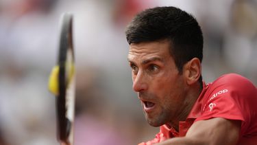 Novak Djokovic devuelve ante Casper Ruud durante la final del Abierto de Francia, el domingo 11 de junio de 2023, en París. (AP Foto/Thibault Camus)