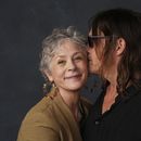 Melissa McBride, a la izquierda, y Norman Reedus posan para un retrato para promocionar The Walking Dead: Daryl Dixon durante la Comic-Con International el viernes 25 de julio de 2025, en San Diego. (Foto AP/Chris Pizzello)