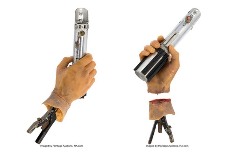 Esta combinación de imágenes publicadas por Heritage Auctions muestra el sable de luz utilizado en pantalla por el personaje Luke Skywalker, interpretado por Mark Hamill, en la secuela de Star Wars de 1980, El Imperio Contraataca. (Foto, Heritage Auctions vía AP)