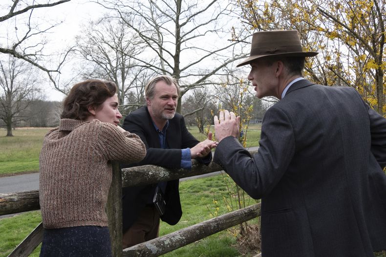 En esta imagen proporcionada por Universal Pictures, la actriz Emily Blunt, izquierda, con el guionista y productor Christopher Nolan, centro, y el actor Cillian Murphy en el plató de Oppenheimer. (Melinda Sue Gordon/Universal Pictures vía AP)