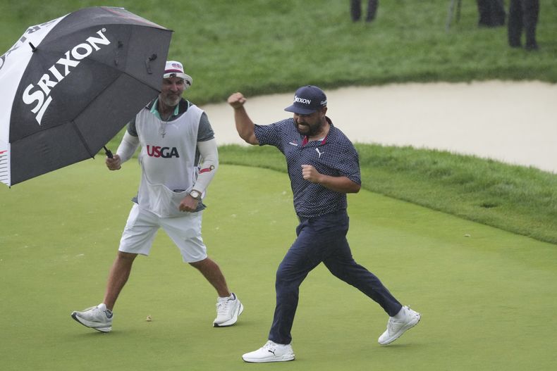 J.J. Spaun celebra tras embocar un putt para birdie en el hoyo 18 durante la última ronda del torneo de golf US Open, en el club de golf Oakmont Country Club, el domingo 15 de junio de 2025, en Oakmont, Pensilvania. (AP Foto/Gene J. Puskar)