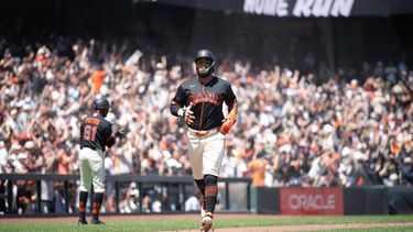 Heliot Ramos, derecha, de los Gigantes de San Francisco, corre rumbo al plato después de que su compañero Casey Schmitt bateara un jonrón de tres carreras en la sexta entrada del juego de béisbol de Grandes Ligas contra los Rockies de Colorado, el sábado 11 de julio de 2026, en San Francisco. (AP Foto/Thien-An Truong)