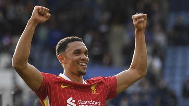 Trent Alexander-Arnold de Liverpool celebra al final del partido contra Leicester City en la Liga Premier, el domingo 30 de abril de 2025, en Leicester. (AP Foto/Rui Vieira)