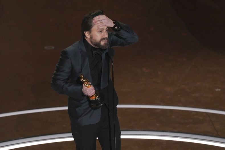 Kieran Culkin acepta el Premio Oscar en la categoría de mejor actor de reparto por A Real Pain, el 2 de marzo de 2025 en el Teatro Dolby de Los Ángeles. (AP Foto/Chris Pizzello)