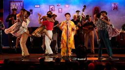 ARCHIVO - Omara Portuondo, en el centro, y otros miembros del Buena Vista Social Club actúan durante la 78.ª edición de los premios Tony en el Radio City Music Hall de Nueva York, el 8 de junio de 2025. (Foto Charles Sykes/Invision/AP File)