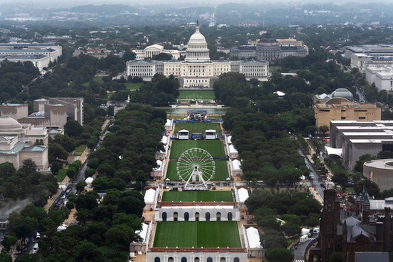 Una rueda de la fortuna colocada en el National Mall para la celebración del 250mo aniversario de la Independencia de Estados Unidos, el martes 23 de junio de 2026, en Washington. (AP Foto/Manuel Balce Ceneta)