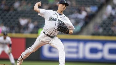 George Kirby, abridor de los Marineros de Seattle, lanza en el juego ante los Marlins de Miami, el martes 13 de junio de 2023 (AP Foto/Stephen Brashear)