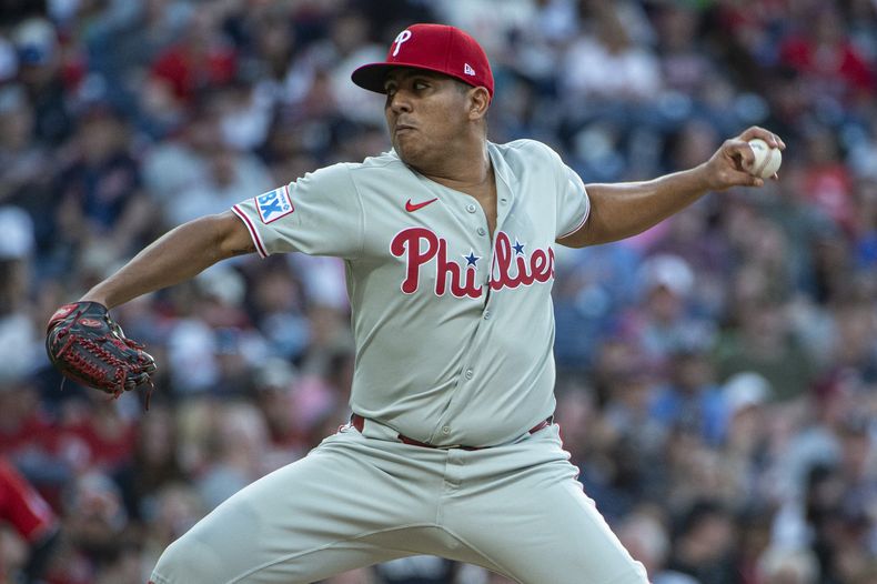 El venezolano Ranger Suárez, de los Filis de Filadelfia, hace un pitcheo ante los Guardianes de Cleveland, el sábado 10 de mayo de 2025 (AP Foto/Phil Long)