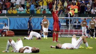 americateve | El belga Axel Witsel celebra al final de la pr&oacute;rroga, mientras los jugadores estadounidenses yacen exhaustos y decepcionados, en un duelo de octavos de final de la Copa del Mundo, realizado el martes 1 de julio de 2014, en Salvador, Brasil (AP Foto