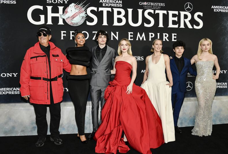 Dan Aykroyd, de izquierda a derecha, Celeste OConnor, Finn Wolfhard, McKenna Grace, Carrie Coon, Logan Kim y Emily Alyn Lind en la premiere de Ghostbusters: Frozen Empire en el cine AMC Loews Lincoln Square el jueves 14 de marzo de 2024, en Nueva York. (Foto Evan Agostini/Invision/AP)