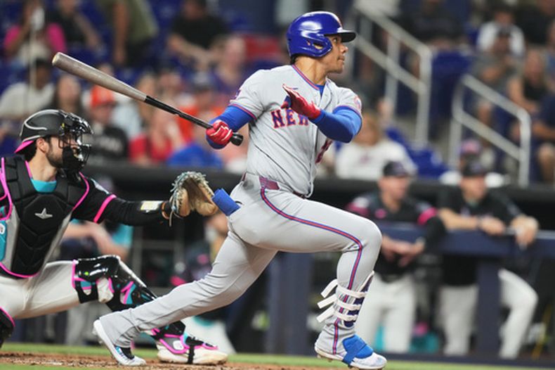 El dominicano de los Mets de Nueva York Juan Soto batea un sencillo en la cuarta entrada ante los Marlins de Miami el viernes 22 de mayo del 2026. (AP Foto/Lynne Sladky)