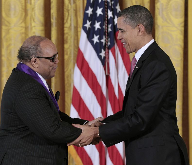 ARCHIVO - El presidente Barack Obama entrega la Medalla Nacional de las Artes 2010 al músico y productor discográfico Quincy Jones, el miércoles 2 de marzo de 2011, durante una ceremonia en el Salón Este de la Casa Blanca en Washington. Quincy Jones ha muerto a los 91 años. (Foto AP/Pablo Martinez Monsivais, archivo)