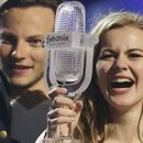 La ganadora del Festival de la Canción de Eurovisión 2013, Emmelie de Forest de Dinamarca, galardonada por su canción “Only Teardrops”, sostiene su trofeo al posar para los fotógrafos tras la final del Festival de la Canción de Eurovisión en la Arena Malmö en Malmö, Suecia, el 18 de mayo de 2013. La seguridad será estricta durante el Festival de la Canción de Eurovisión del próximo mes en el sur de Suecia. Activistas propalestinos que quieren que Israel quede fuera de la contienda han anunciado grandes manifestaciones. (Foto AP/Alastair Grant, archivo)