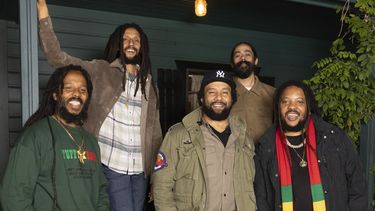 Ziggy Marley, de izquierda a derecha, Julian Marley, Ky-Mani Marley, Damian Marley y Stephen Marley posan para un retrato el domingo 22 de septiembre de 2024 en Nueva York. (Foto Matt Licari/Invision/AP)