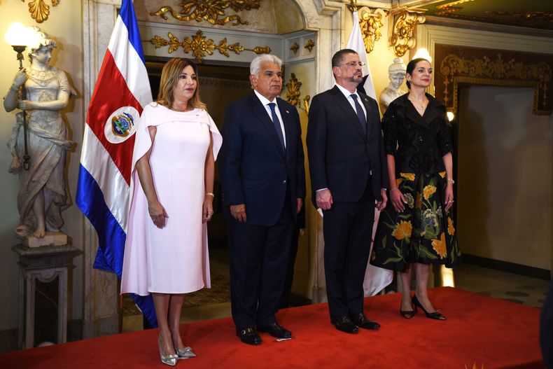 La primera dama de Panamá, Maricel Mulino, y el presidente José Mulino (a la izquierda) posan junto al presidente de Costa Rica, Rodrigo Chaves, y la primera dama, Signe Zeikate, para una fotografía en el Teatro Nacional de San José, Costa Rica, el viernes 21 de noviembre de 2025, durante la visita oficial de Mulino. (Foto AP/José Díaz)
