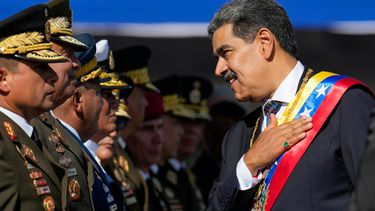 ARCHIVO - El presidente venezolano Nicolás Maduro saluda a mandos militares el día de su toma de posesión para un tercer mandato, en Caracas, Venezuela, el 10 de enero de 2025. (Foto AP/Ariana Cubillos, Archivo)