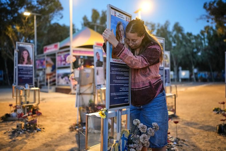 Raz Zarfati, hermana de Ron Zarfati, asesinada en el ataque de Hamás a Israel el 7 de octubre de 2023, asiste a un acto de recuerdo en el tercer aniversario del ataque en el recinto del festival musical Nova cerca del kibbutz Reim, en el sur de Israel, el miércoles 7 de octubre de 2026. (AP Foto/Ohad Zwigenberg)
