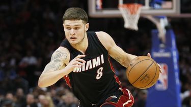 el heat sorprende con la firma de tyler johnson