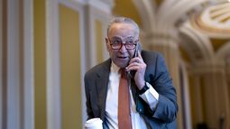 El líder del bloque demócrata en el Senado, Chuck Schumer, arriba al Capitolio, donde se discute un paquete de ayuda a Ucrania, jueves 8 de febrero de 2024. (AP Foto/J. Scott Applewhite)