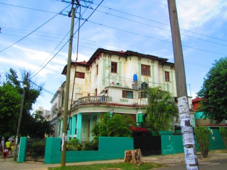 La lluvia amenaza con derribar los techos de las antiguas mansiones, ahora prácticamente en ruinas.