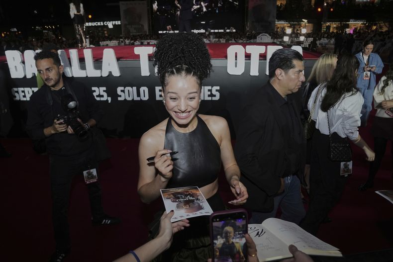 La actriz Chase Infiniti saluda a fans durante un evento de alfombra roja para la película One Battle After Another en la Ciudad de México, el jueves 18 de septiembre de 2025. (AP Photo/Marco Ugarte)