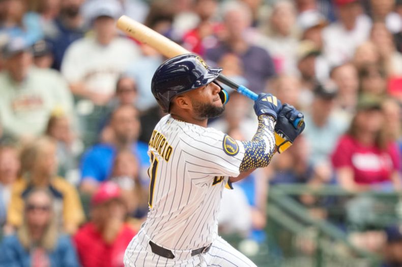 Jackson Chourio, de los Cerveceros de Milwaukee, conecta un jonrón durante la primera entrada de un partido de béisbol contra los Filis de Filadelfia, el domingo 14 de junio de 2026, en Milwaukee. (Foto AP/Kayla Wolf)