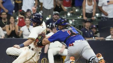 El cátcher de los Cachorros de Chicago Miguel Amaya etiqueta a Owen Miller de los Cerveceros de Milwaukee en la 11ma entrada para terminar el encuentro del martes 4 de julio del 2023. (AP Foto/Morry Gash)