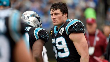 FILE - El linebacker central de los Panthers de Carolina, Luke Kuechly (59), es visto en la banda durante la primera mitad de un partido de fútbol americano de la NFL contra los Saints de Nueva Orleans en Charlotte, Carolina del Norte, el domingo 29 de diciembre de 2019. (Foto AP/Mike McCarn, Archivo)