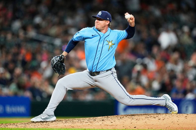 El lanzador de los Rays de Tampa Bay, Garrett Cleavinger, realiza un lanzamiento contra los Tigres de Detroit durante la séptima entrada de un partido de béisbol, el lunes 24 de agosto de 2026, en Detroit. (Foto AP/Paul Sancya)